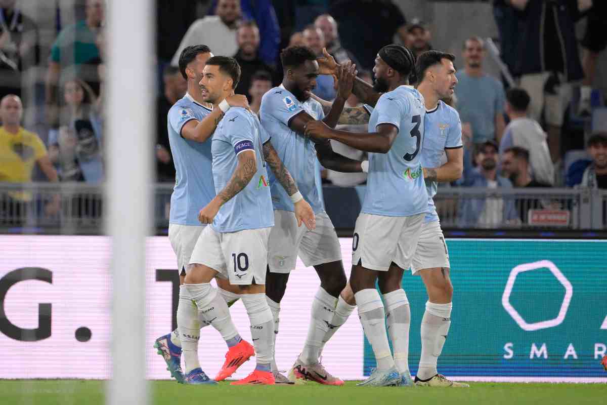 Nuno Tavares insieme ai compagni della Lazio