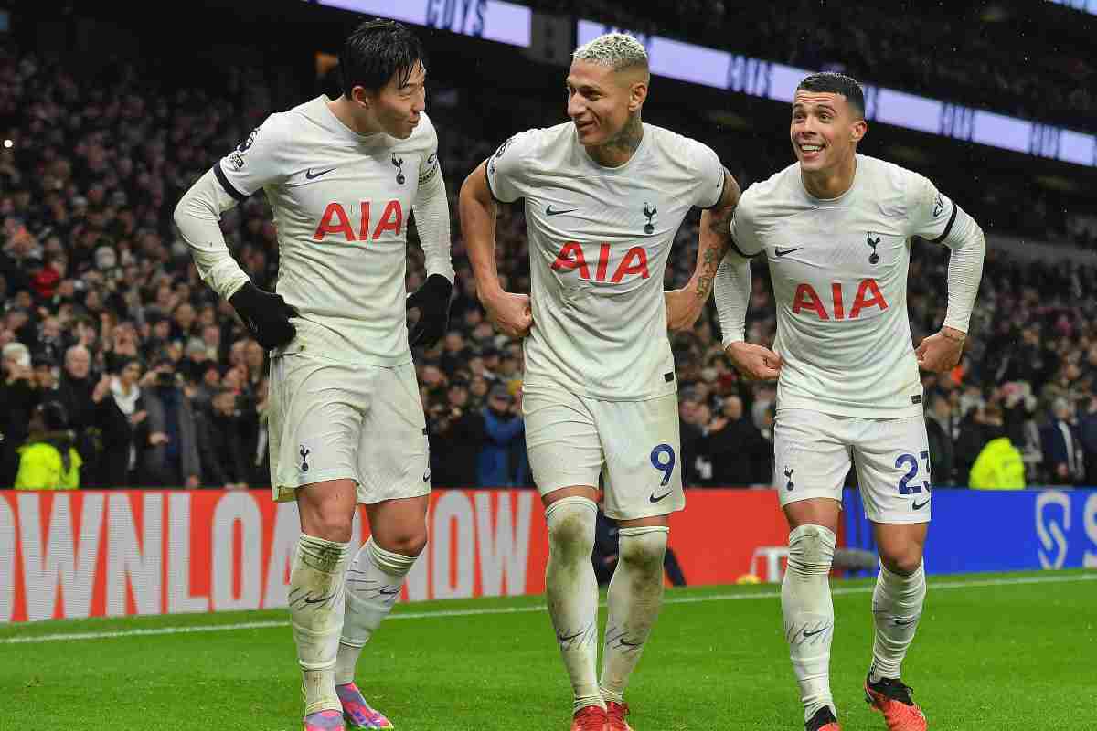 Richarlison esulta con i compagni
