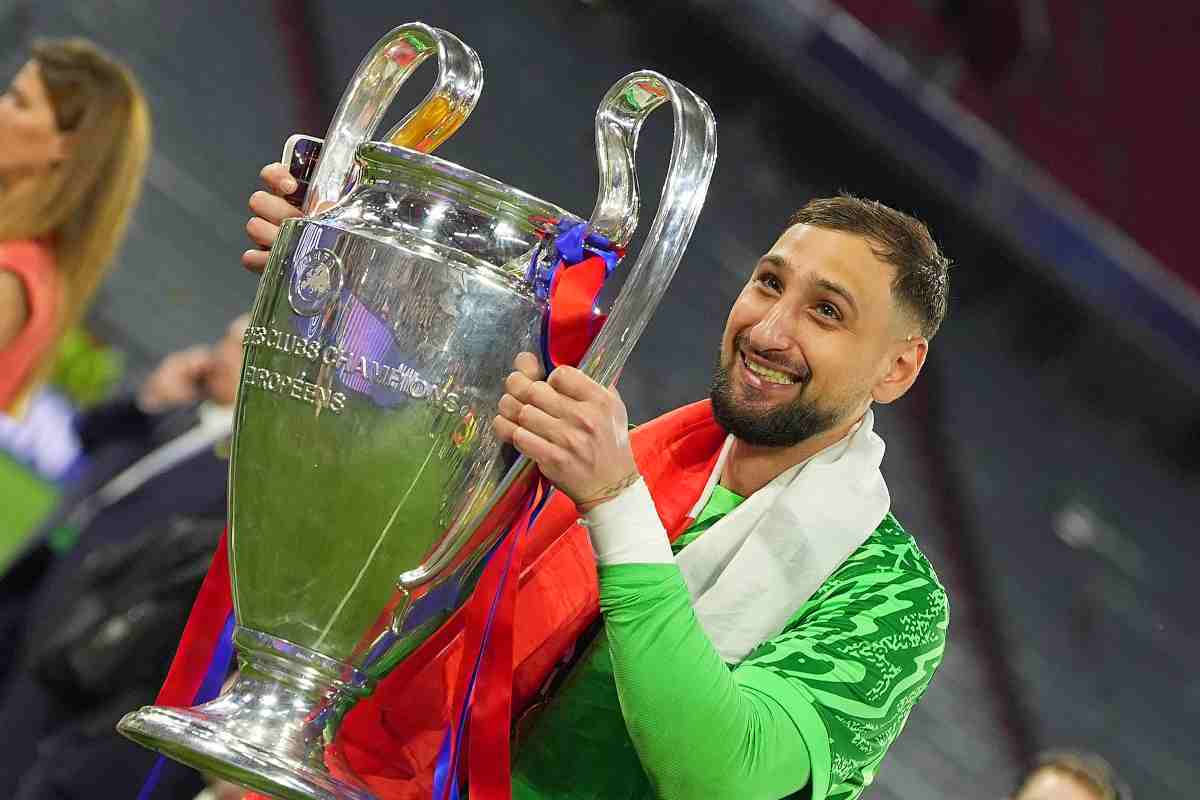 Donnarumma con la Coppa dei Campioni