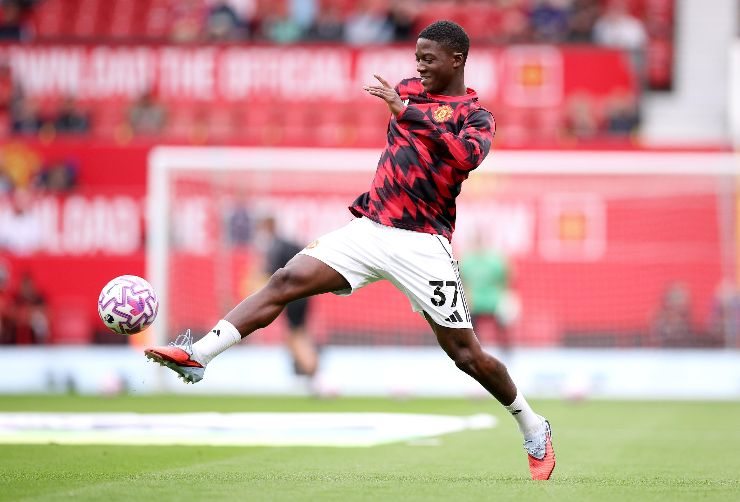 Kobbie Mainoo durante il riscaldamento