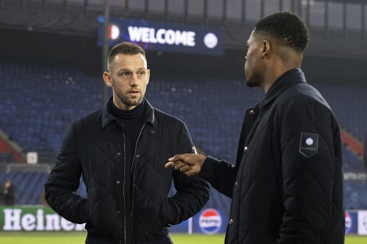 De Vrij con Dumfries prima di una partita dell'Inter