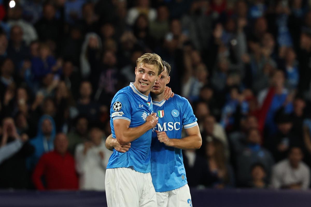 Hojlund esulta dopo un gol col Napoli