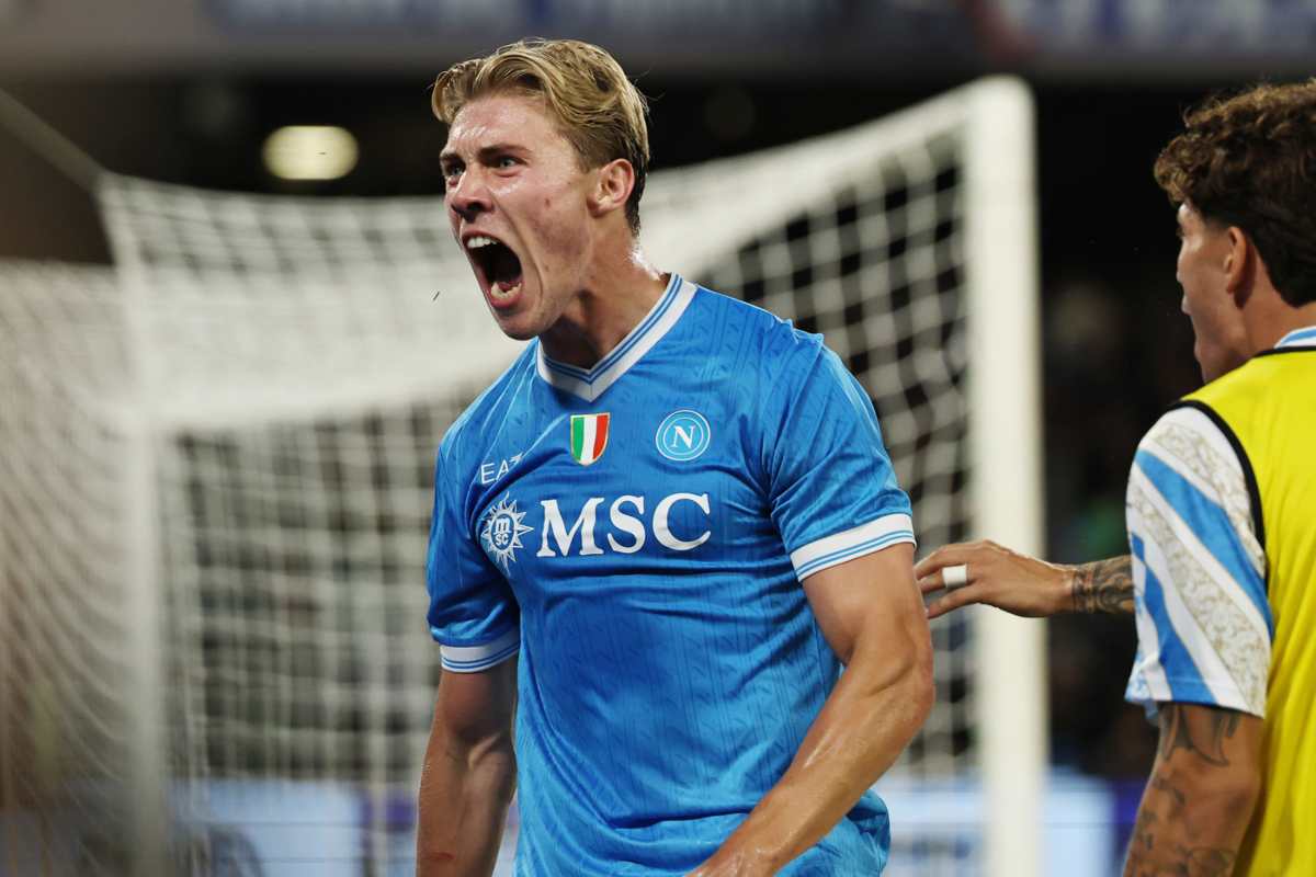 Hojlund esulta dopo un gol col Napoli