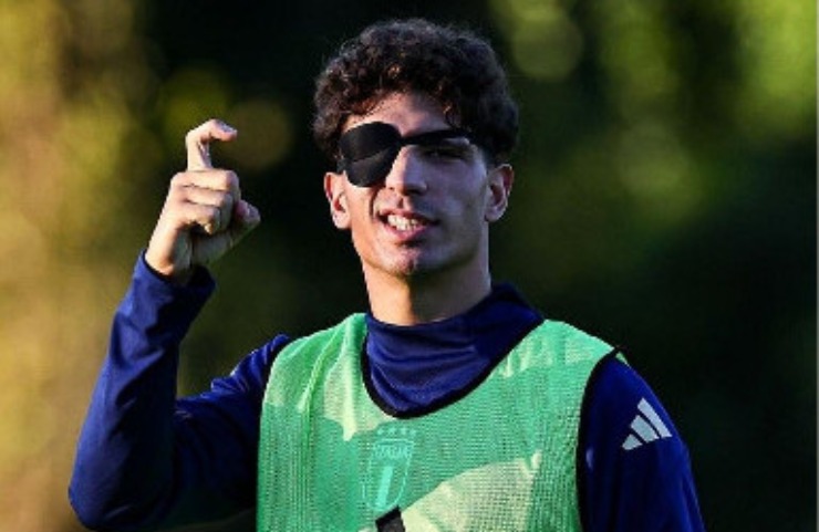 Marianucci con una benda all'occhio destro durante l'allenamento dell'Under 21