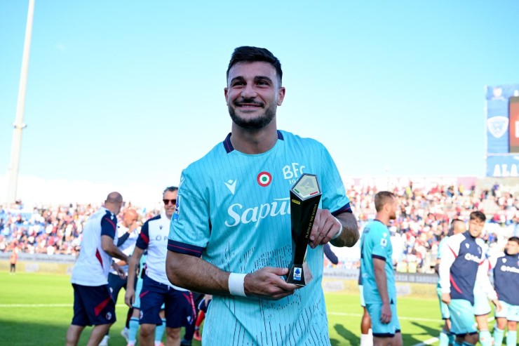Orsolini premiato col Player of the Match dopo Cagliari-Bologna