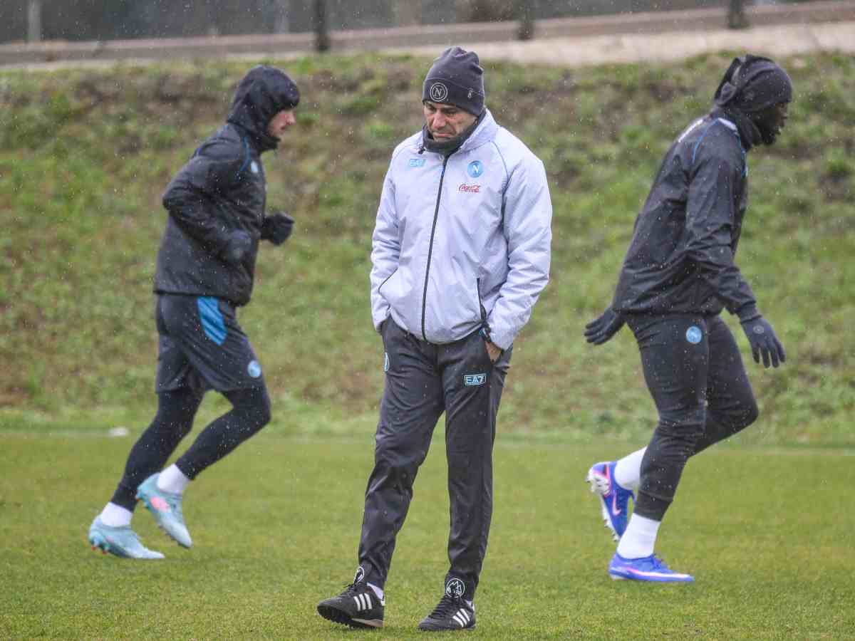 Antonio Conte pensieroso in allenamento