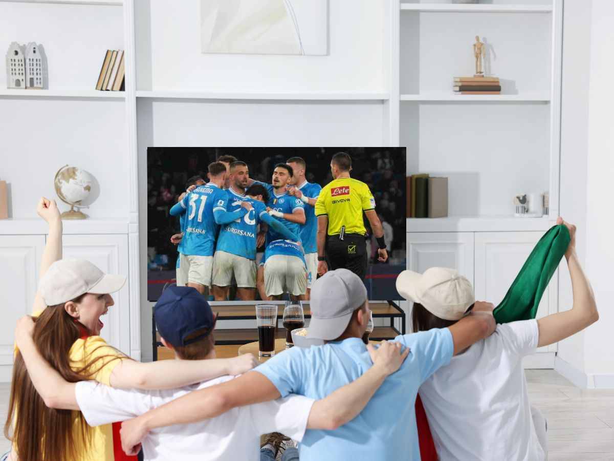 persone che guardano la partita del Napoli in tv