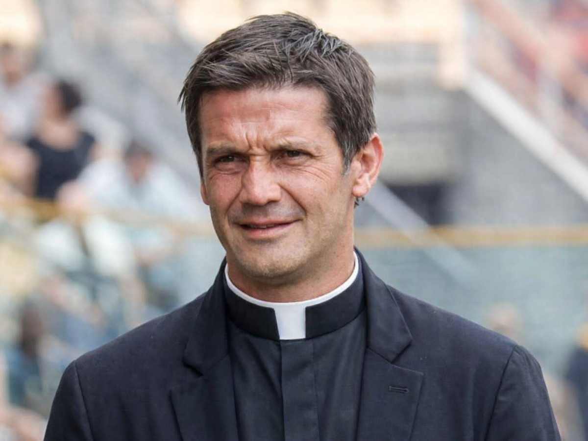Christian Chivu in versione prete, immagine editata con IA