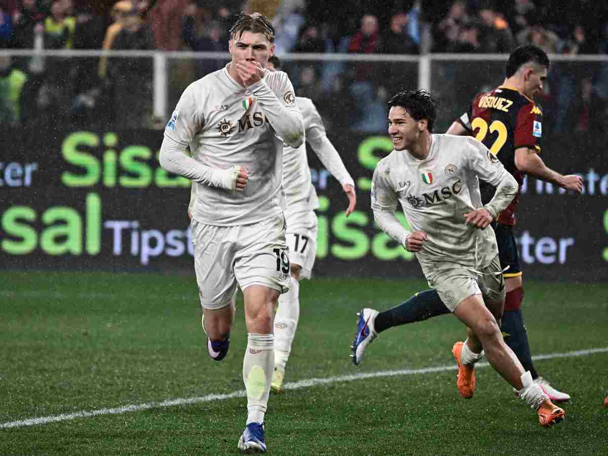 Rasmus Hojlund esulta dopo un gol