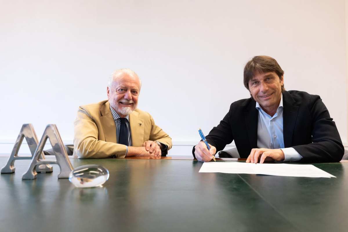 Antonio Conte e Aurelio De Laurentiis firma