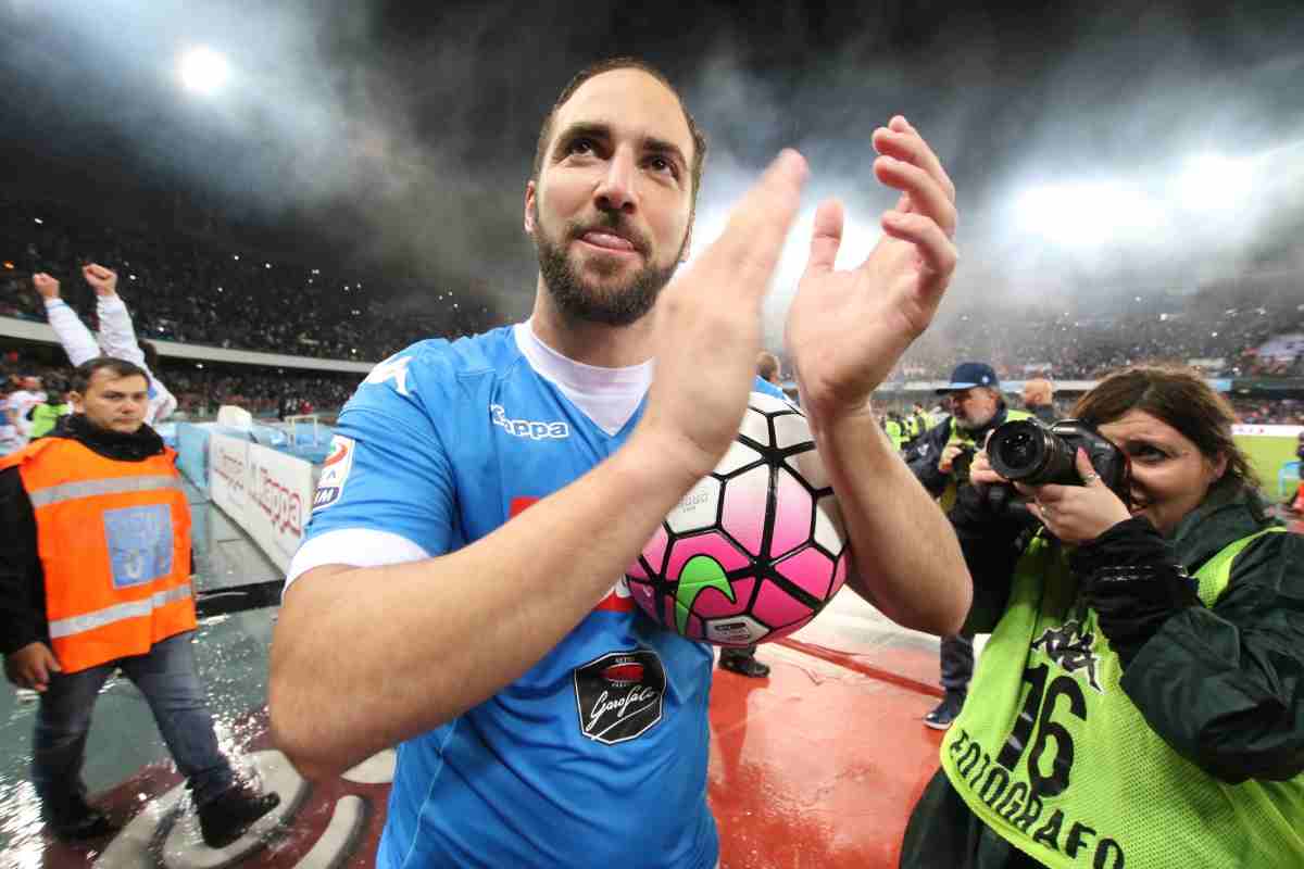 Gonzalo Higuain applaude i tifosi del Napoli