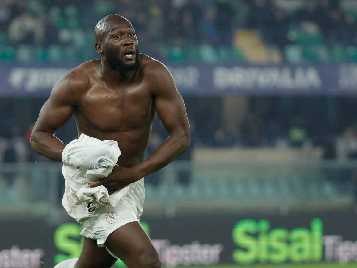 Romelu Lukaku esulta dopo il gol al Verona