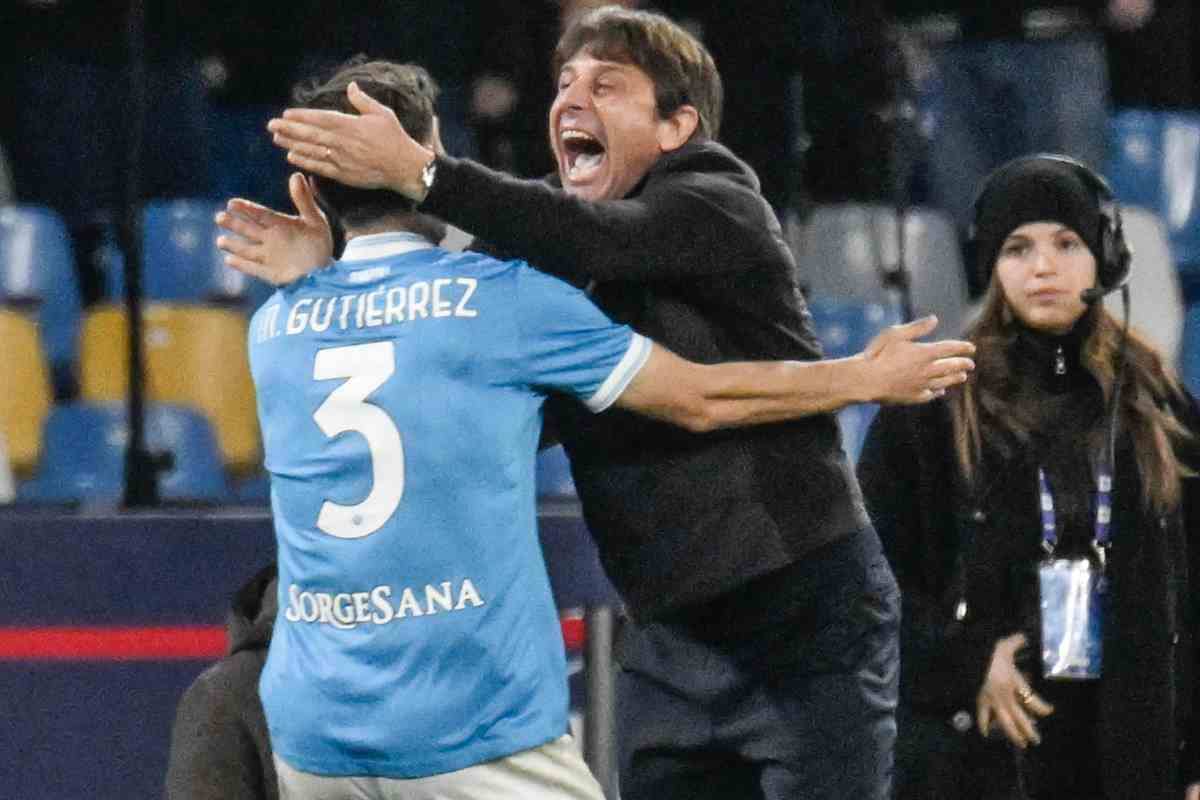 Antonio Conte esulta con Gutierrez dopo un gol