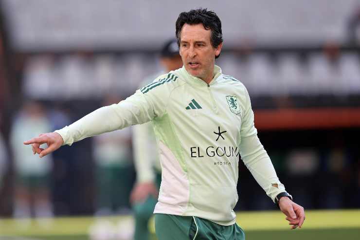 Unai Emery dirige un allenamento