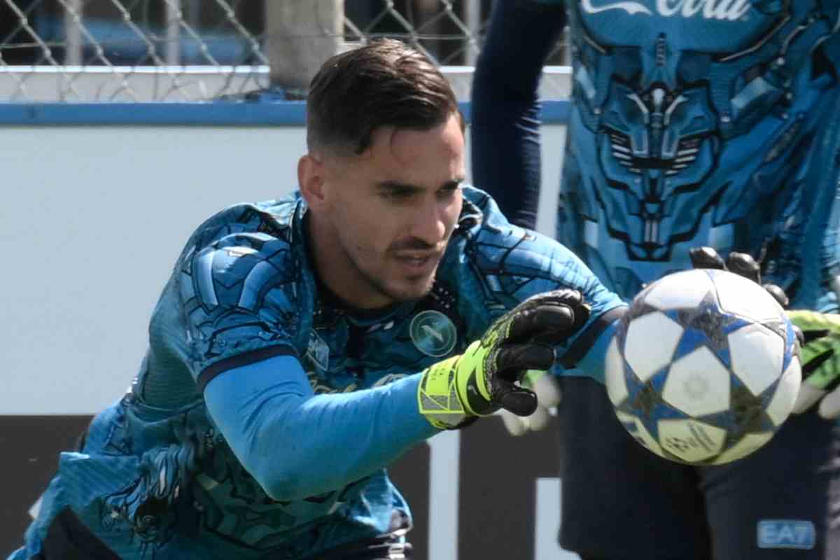 Alex Meret in azione con il Napoli