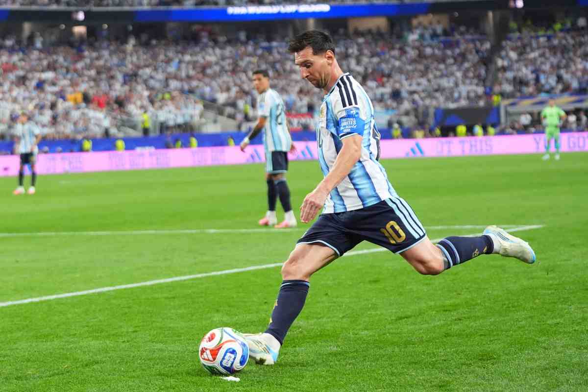 Lionel Messi calcia