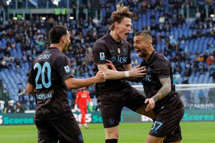 Spinazzola esulta dopo un gol con McTominay ed Elmas